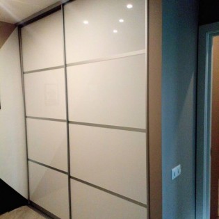 Двери-купе с наполнением из вставок "Глянец МДФ" цвет "Стандарт Белый Р100" во встроенный шкаф в квартире на Кушелевской дор
