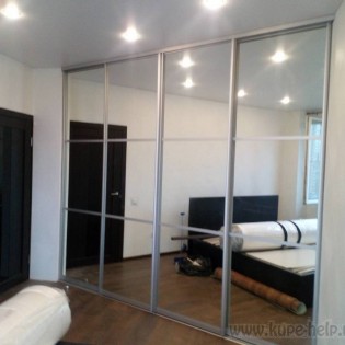 Зеркальные двери-купе с разделителями в гардеробную в квартиру на Шуваловском пр.