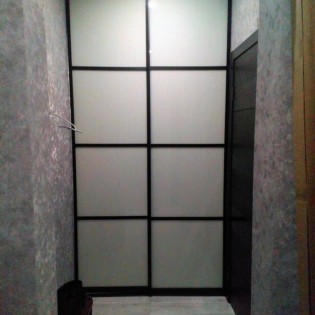 Двери-купе с наполнением из вставок тонированного стекла (плёнка Oracal 010 Белый) в квартире в Сертолово