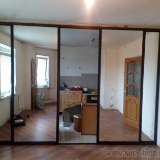Перегородка между комнатами с зеркалом Серебро в квартире на ул. Савушкина