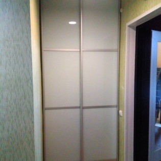 Двери-купе со вставками из тонированных стёкол (плёнка Oracal 010 Белый) в квартире в Горбунках