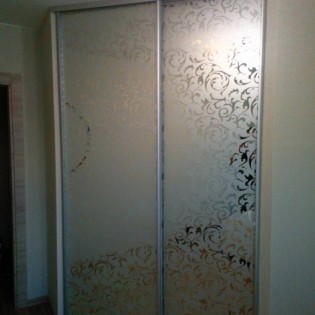 Двери-купе с наполнением из зеркала с пескоструйным рисунком в квартире на пр. М.Жукова