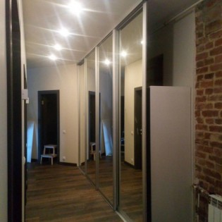 Зеркальная откатная перегородка в квартире на Колпинском ш.