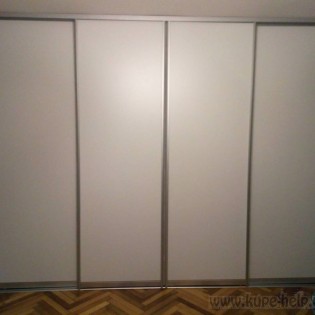 Двери-купе с наполнением из Белого ЛДСП в квартире на Новочеркасском пр.