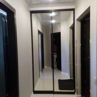 Зеркальные двери-купе в квартире в Сосново