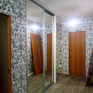 Зеркальные двери-купе в квартире на ул. Ф.Абрамова в мкр Парнас