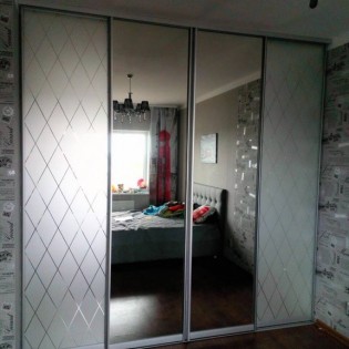 Двери-купе с зеркалом и пескоструйным рисунком в квартире на Советском пр.
