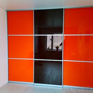 Двери-купе с комбинированным наполнением из тонированного стекла (плёнка Oracal по стеклу Оптивайт 035 Пастельно-Оранжевый и по стеклу обычному стеклу 800 Коричневая Нуга) в квартире на Среднерогатско
