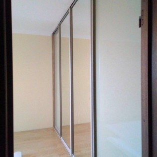 Двери в шкаф-купе с наполнением из зеркала Серебро тонированного стекла (плёнка Oracal 082 Бежевый) в квартире на ул. Тамбасова