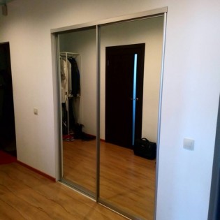 Зеркальные двери-купе в квартире на ул. Доктора Сотникова во Всеволожске