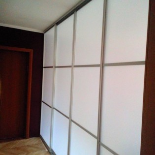 Откатная перегородка с наполнением из вставок тонированного стекла (плёнка Oracal 010 Белый) в квартире на пр. Композиторов