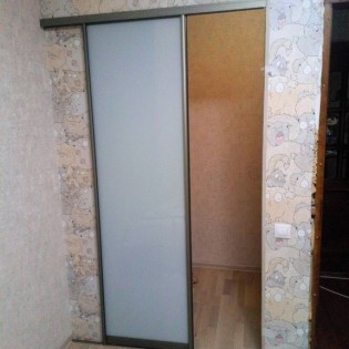 Межкомнатная перегородка с наполнением из тонированного стекла в квартире на Богатырском пр.