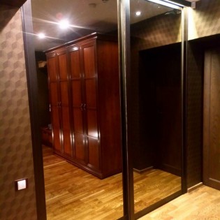 Зеркальные (Бронза) двери-купе в квартире на Комендантском пр.