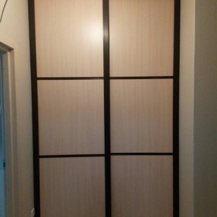 Двери-купе с наполнением из вставок МДФ в квартире в Янино