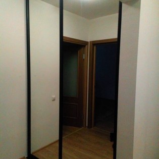 Зеркальные двери-купе в чёрном профиле в квартире на Парашютной ул.