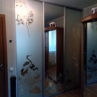 Двери-купе с наполнением из зеркала с пескоструйным рисунком (по матовому фону) в квартире в Красном Селе