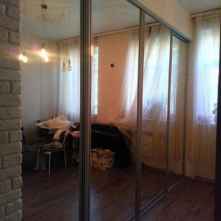 Зеркальные двери-купе в квартире на 15-й линии В.О.