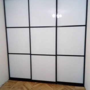Двери-купе (проём 1) с наполнением из тонированных стёкол (плёнка Oracal 010 Белый на обычном стекле) в квартире на пр. Науки