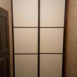 Откатные межкомнатные двери-купе с наполнением из тонированных стёкол (плёнка Oracal 010 Белый на обычном стекле) в квартире на Петергофском шоссе