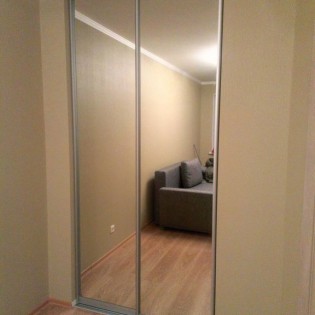 Зеркальные двери-купе в квартире на шоссе в Лаврики