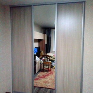 Двери-купе с наполнением из зеркала и МДФ в квартире на Богатырском пр.