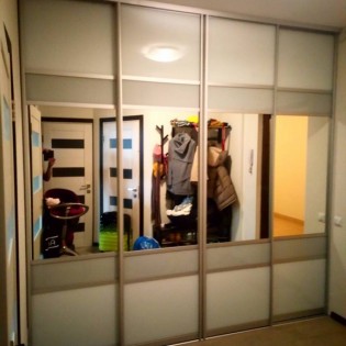 Двери-купе с комбинированными вставками из зеркал и тонированных обычных стёкол (плёнки Oracal 010 Белый и 072 Светло-Серый) в квартире на Русановской ул.