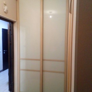 Высокие двери-купе с наполнением из вставок тонированных стёкол (плёнка Oracal 010 Белый на обычном стекле) в квартире в Новосертолово