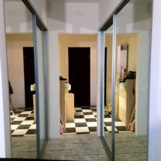 Широкие зеркальные двери-купе (2 проёма) в квартире на ул. Областная