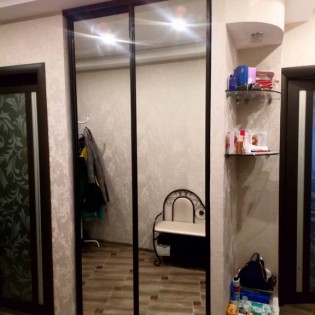 Зеркальные двери-купе в квартире на Бухарестской ул.