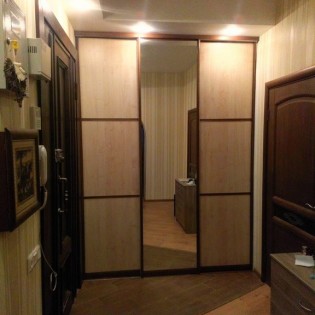 Двери-купе с наполнением из зеркала и вставок МДФ/ДСП в квартире на ул. Крупской