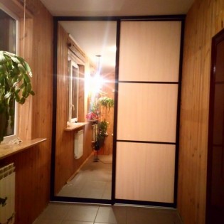 Двери-купе с наполнением из зеркала и вставок МДФ/ДСП в квартире во Всеволожске
