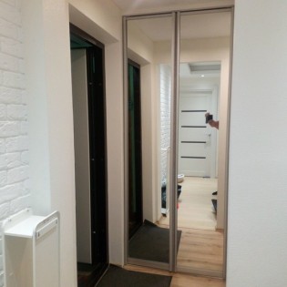 Зеркальные двери-купе в квартире в Колпино.
