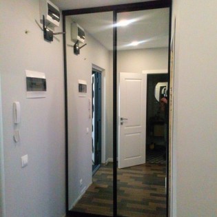 Зеркальные двери-купе в гардеробную в квартире на ул. Крыленко.