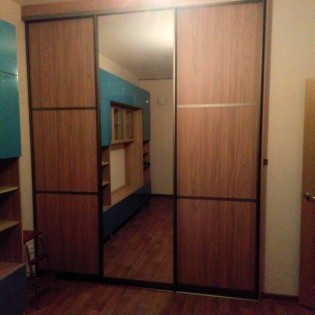 Двери-купе с зеркалом и вставками ЛДСП/МДФ в квартире на Кушелевской дороге