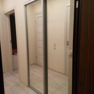 Зеркальные двери-купе в квартире на ул. Маршака
