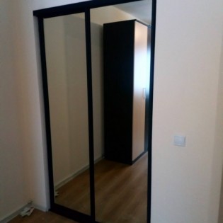 Зеркальные двери-купе в квартире на ул. Тихая в Буграх