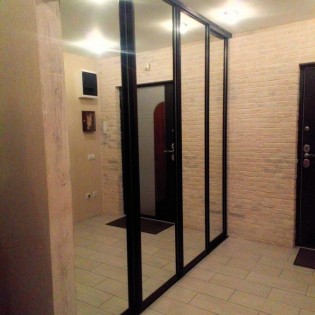 Зеркальные двери-купе в квартире в Колпино