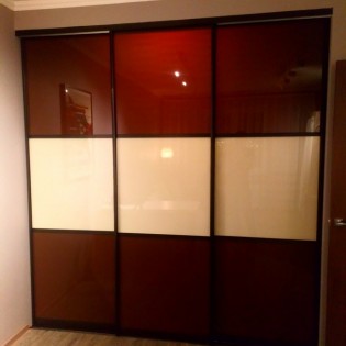 Двери-купе со вставками тонированных стёкол в квартире на ул. А. Грина