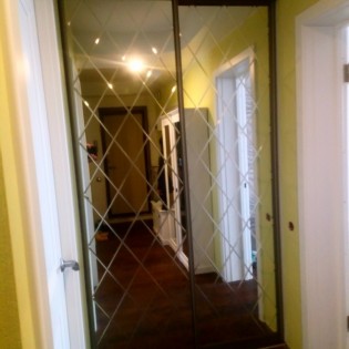 Двери-купе с алмазной гравировкой на зеркале в квартире на ул. Замшина