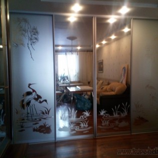 Двери-купе с пескоструйным рисунком на зеркалу в квартире на ул. Веденеева