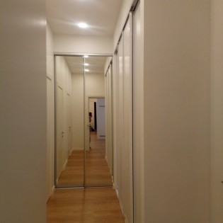 Зеркальные высокие (2,736 м.) двери-купе в квартире на Каменноостровском пр.