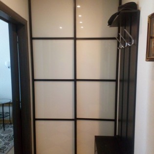 Двери-купе со вставками из лакобели в квартире в г. Пушкин