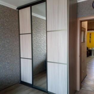Двери-купе с наполнением из ЛДСП/МДФ и зеркала Бронза в квартире на пр. Авиаторов Балтики в Мурино