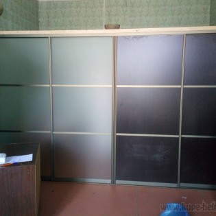 Перегородка с наполнением из ЛДСП/МДФ и тонированных стёкол в квартире на Лиговском пр.