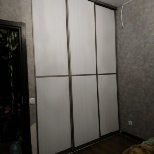 Двери-купе со вставками из ЛДСП/МДФ в квартире на пр. Шувалова