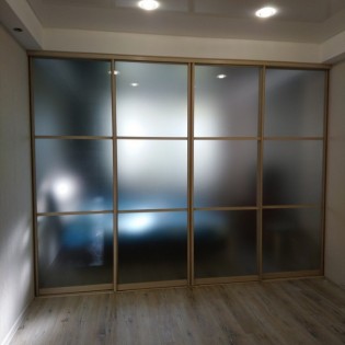 Межкомнатная перегородка с тонированными стёклами в квартире на ул. Художников