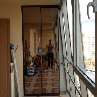 Зеркальные двери-купе на балконе на пр. Большевиков 7-3