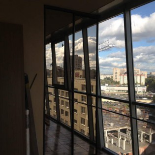 Зеркальные двери-купе на балконе на пр. Большевиков 7-3