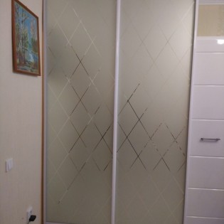 Двери-купе с пескоструйным рисунком в квартире в пос. им. Свердлова