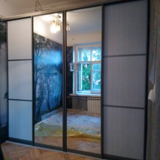 Двери-купе со вставками МДФ/ЛДСП и зеркалами в квартире на пр. Стачек. Профиль - Стандарт Платина.